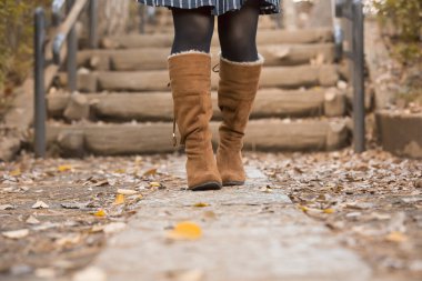 Kadın parkta yürüyor. 