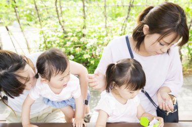 Kafede çocuklu mutlu Asyalı motorcular 