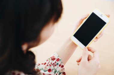 Cep telefonu tutan kadın.