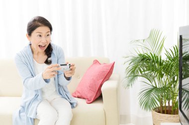 video oyunu oynayan son sınıf öğrencisi çıktı