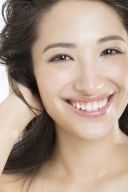 Kameraya bakan uzun saçlı güzel Asyalı kadının portresi.