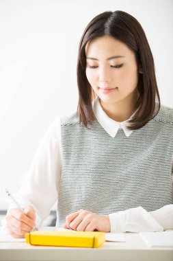 Sınıfta okuyan Asyalı kadını kapat.