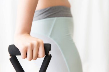 Spor salonunda egzersiz yapan genç bir kadın. Yakın çekim. 