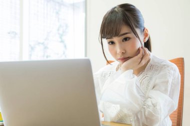 Laptoplu genç Asyalı kadın.