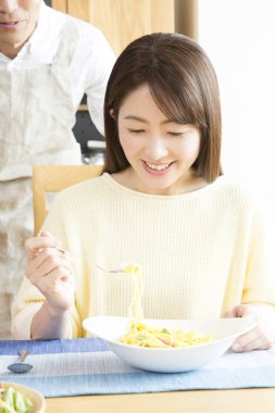 Genç kadın yemek yiyor.