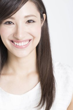 Güzel Japon kadın beyaz arka planda kameraya bakıyor. 