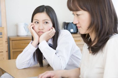 İki Asyalı öğrenci ders çalışıyor. 