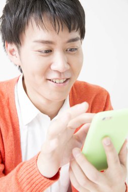 Japon adam beyaz arka planda cep telefonu kullanıyor