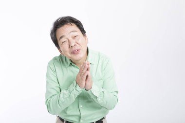 Üst düzey Japon adam beyaz arka planda bir şey istiyor. 