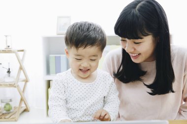 Anne ve oğlu dizüstü kullanarak