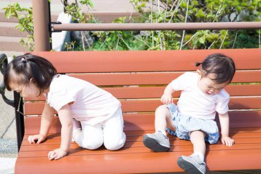 Küçük kızlar oyun bahçesinde oynuyorlar