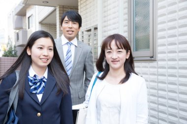 Asyalı ortaklarla bir proje üzerinde çalışan bir grup profesyonel iş adamı..