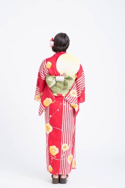 Geleneksel Japon kimonosu giymiş güzel bir genç kadının portresi.