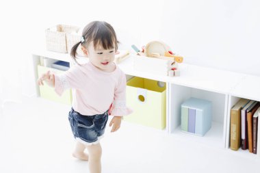 Sevimli kız evde oynamak 