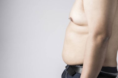 Koca göbekli şişman bir adam. Şişman adam. Stüdyo resmi