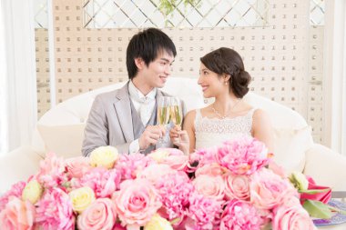 Güzel, mutlu, genç bir çift ellerinde şampanya kadehleri