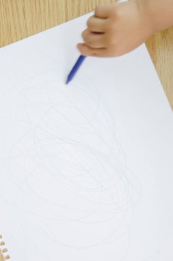 beyaz kağıt üzerinde renkli kalemle çocuk çizimi 