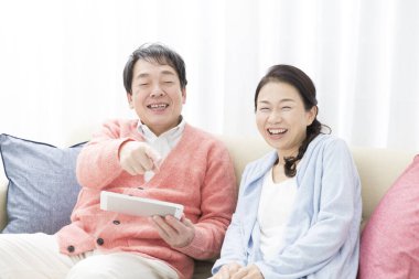 Üst düzey çift dijital tablet oturma odasında kullanma