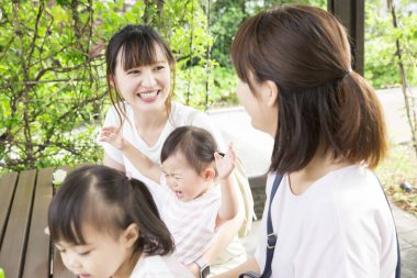 Kafede çocuklu mutlu Asyalı motorcular 