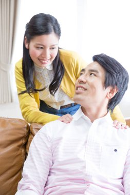 Genç adam ve kadın evdeler. 