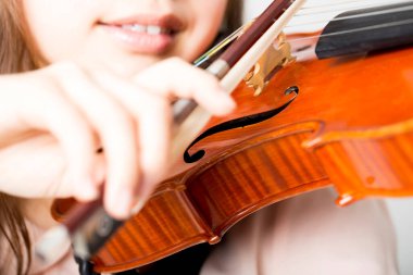 Genç, güzel Asyalı kadın keman çalıyor. 