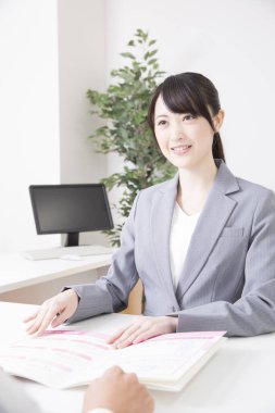 Ofisinde belgesi olan gülümseyen kadın. 