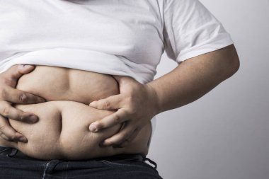 Beyaz tişört giyen şişman bir adam. Stüdyo resmi