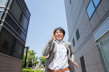 Şehirde takım elbiseli genç bir işadamı 