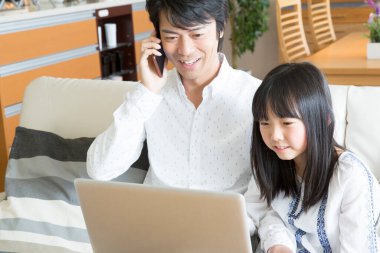 Anne ve oğlu dizüstü bilgisayar kullanan