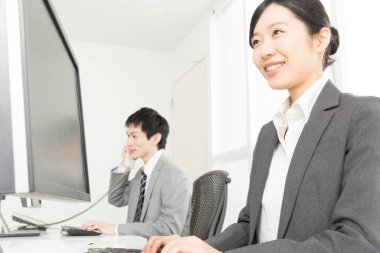 Ofiste bilgisayarlarla çalışan genç çalışanların portresi