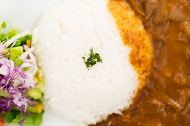 Beyaz tabakta körili lezzetli pilavın yemek fotoğrafı.