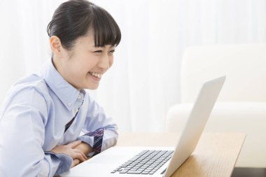 dizüstü bilgisayar kullanan Asyalı kadın