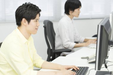 Ofiste bilgisayarda çalışan işadamları 