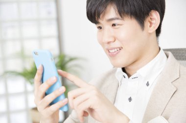 Genç işadamı akıllı telefon kullanıyor. 