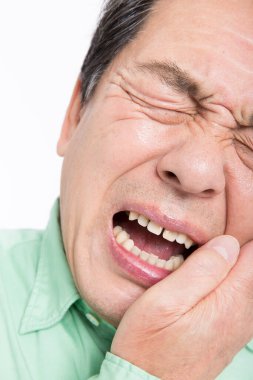 Diş ağrısı olan Asyalı bir adamın portresi. 