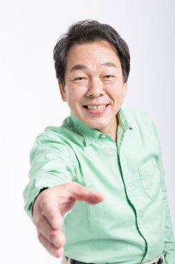 Eli kolu açık kıdemli bir Japon. 