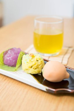 Lezzetli yemek ve tatlı toplarının yakın görüntüsü. 