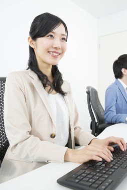 Ofiste çalışan iş adamı ve kadın.