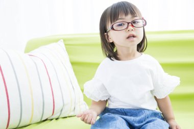 küçük kız koltukta oturan