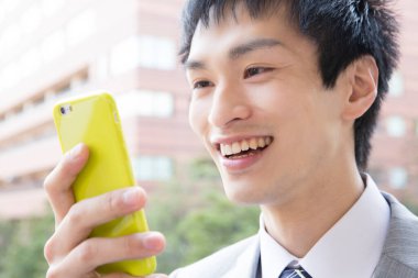 Dışarıda cep telefonu kullanan bir iş adamı.