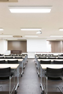 Boş üniversite sınıfının içi 