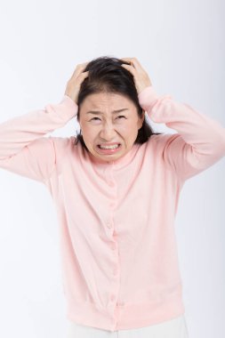 Asyalı kadın baş ağrısı çekiyor. 