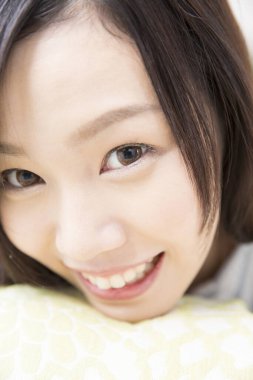 Kameraya gülümseyen güzel Asyalı kadın portresi