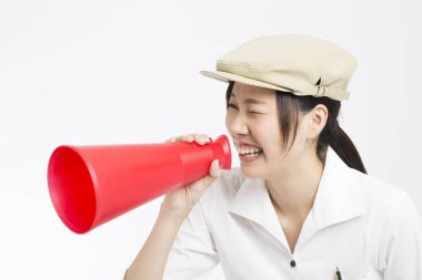 Kırmızı megafonlu güzel Asyalı kadın beyaz arka planda izole edilmiş.