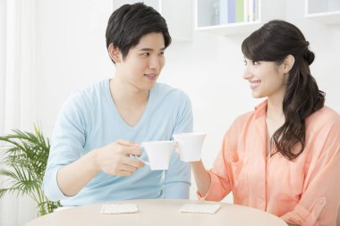 Çift kahve içme ve gülümseyen