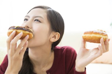 genç kadın donut yemek