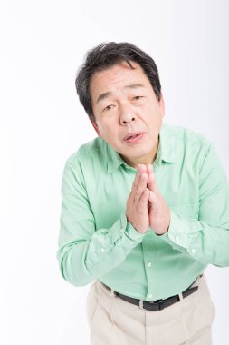 Üst düzey Japon adam beyaz arka planda bir şey istiyor. 