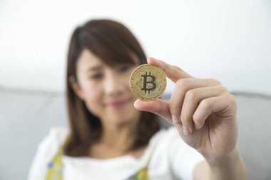 Kadın el Holding Bitcoin