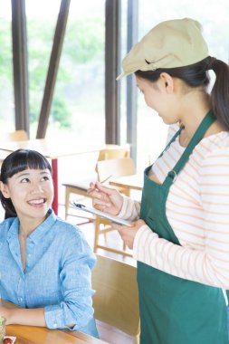 Garson kadın kafede sipariş veriyor.