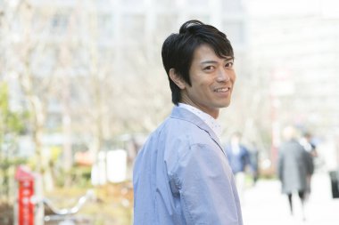 Sokakta gülümseyen genç adam